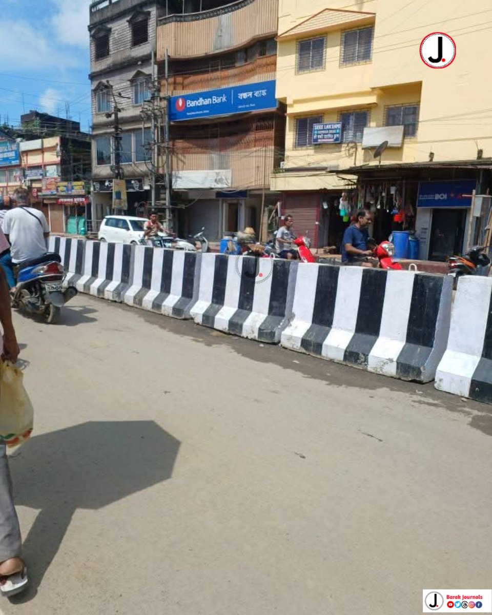 BarakJournals's tweet photo. A concrete divider has been installed on Rangirkhari Road to reduce congestion and improve smooth traffic flow in the area.

#BarakJournals https://t.co/TaRvQJziLd