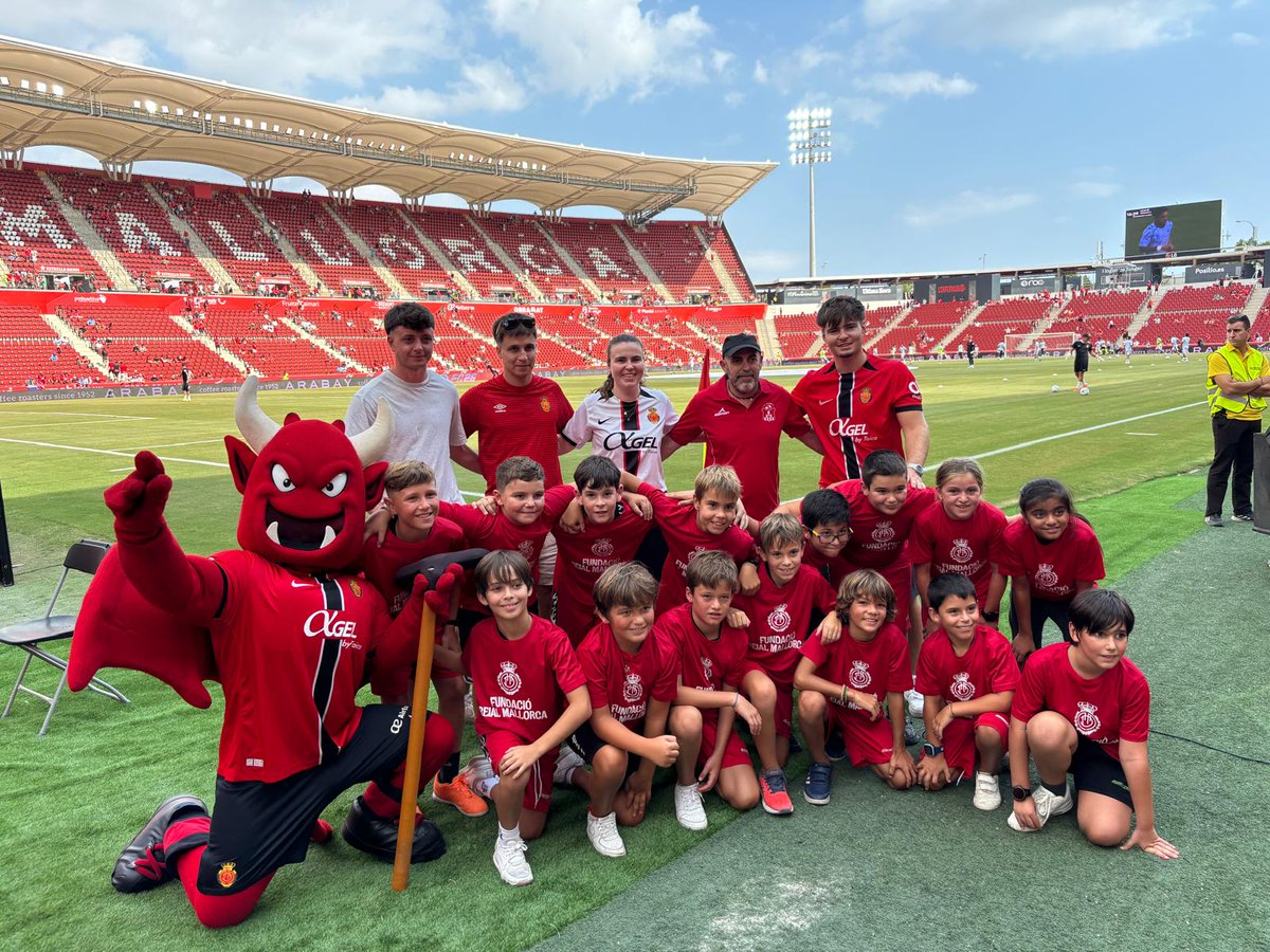 ⚽️ El <a href="/CE_Esporles/">C. E. Esporles</a> aleví va gaudir dissabte del Training ZoneGol IME-FRM a la prèvia del Mallorca - RC Celta, partit que varen veure a l'estadi.

ℹ️ Per a més informació sobre el Training Zonegol IME-FRM, pots contactar amb pcobo@fundacioreialmallorca.org