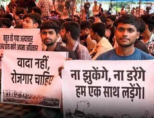 surajkardam16's tweet image. दिल्ली के रामलीला मैदान में SSC छात्रों के शांतिपूर्ण आंदोलन पर पुलिस का लाठीचार्ज निंदनीय है। 
       छात्र Eduquity घोटाले और पेपर लीक के खिलाफ CBI जांच की मांग कर रहे थे।
         यह लोकतंत्र पर हमला है, सरकार छात्रों की आवाज सुने, दमन बंद करे।

 #SSCSystemSudharo
#SSCAandolan