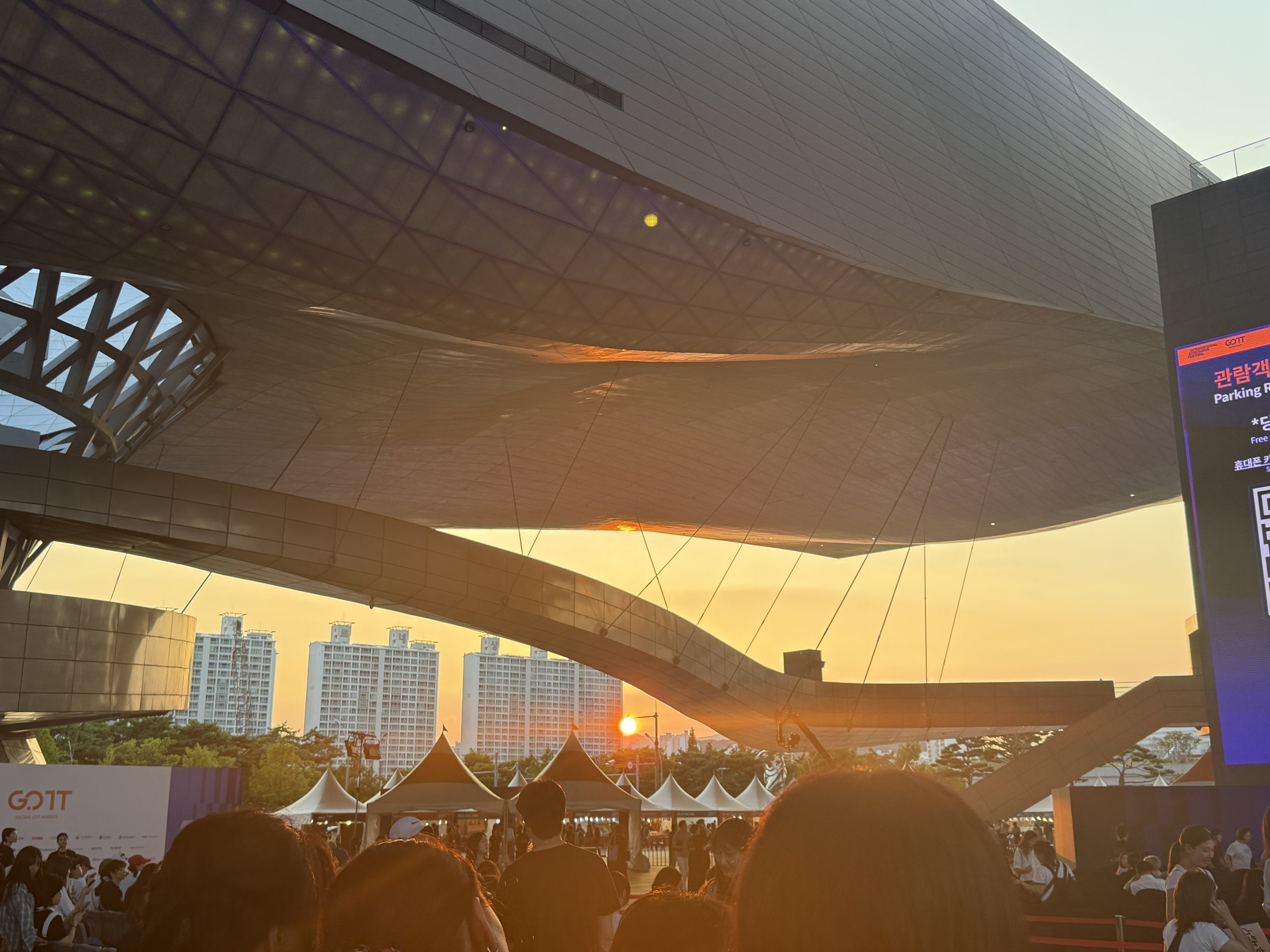 馬と古城夕陽が沈む雰囲気が出た作品です。 馬と古城夕陽が沈む雰囲気が出た作品です。 Japanese Print