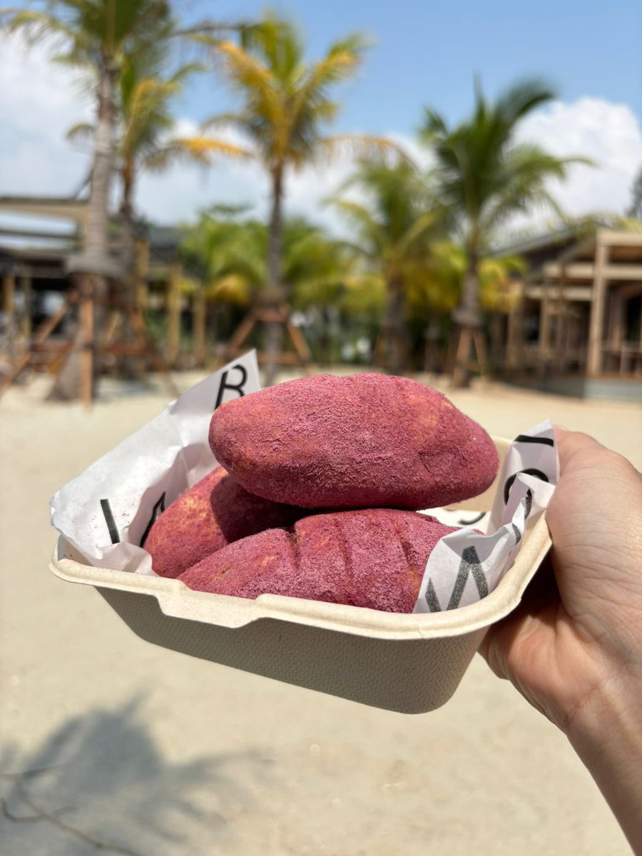 _ayudh's tweet image. Aku jualan gogumappang. Roti kenyal ubi isi keju lumer. Harganya 1 box isi 3: 55.000

Kirim dari Depok. Bisa ke Jabodetabek. Next pengiriman di hari Selasa besok. Wa yaa kalo ada yang mau: 0877-7568-5393