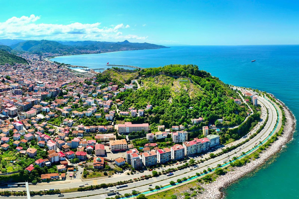 Sevgili Gençler, Kıymetli Öğrencilerimiz,

Giresun’umuzu, şehrimizi ve üniversitelerimizi tercih ederek aramıza katıldığınız için hepinize hoş geldiniz diyorum. Karadeniz’in incisi, eşsiz yaylaları, fındığın başkenti ve Karadeniz’in tek adasına sahip Giresun; sadece doğal