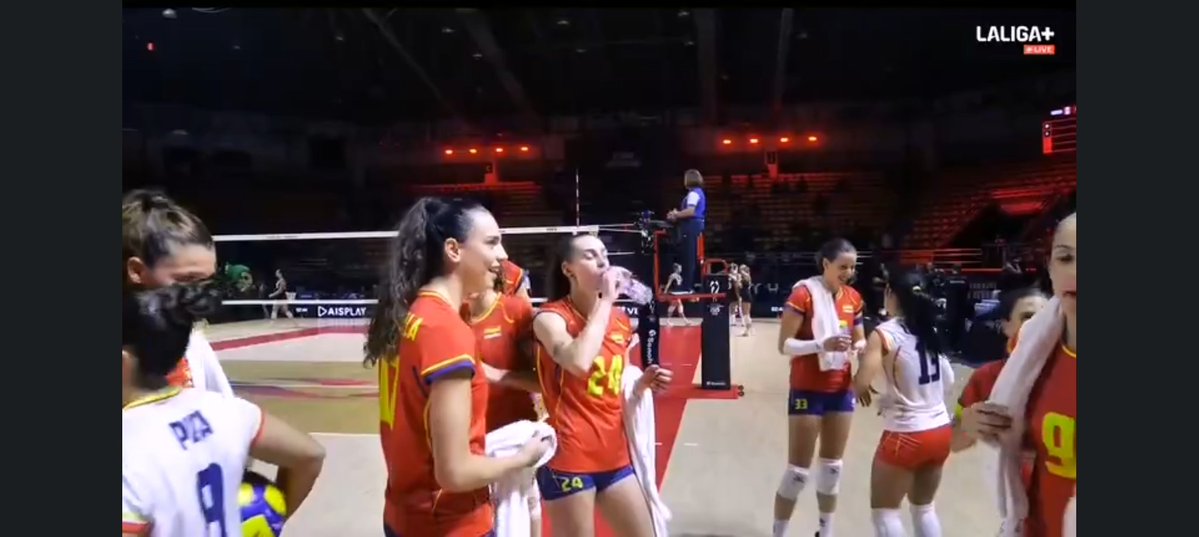 ENDIAGONALCORTA (@endiagonalcorta) on Twitter photo A mi que me expliquen a quien han matado estas señoritas de <a href="/selfemvoleibol/">Las Leonas del Voley</a> para que no se pueda ver por TV como le están GANANDO 2 sets a 1 a Canadá en el mundial de #voleibol A mi que me expliquen a quien han matado estas señoritas de <a href="/selfemvoleibol/">Las Leonas del Voley</a> para que no se pueda ver por TV como le están GANANDO 2 sets a 1 a Canadá en el mundial de #voleibol