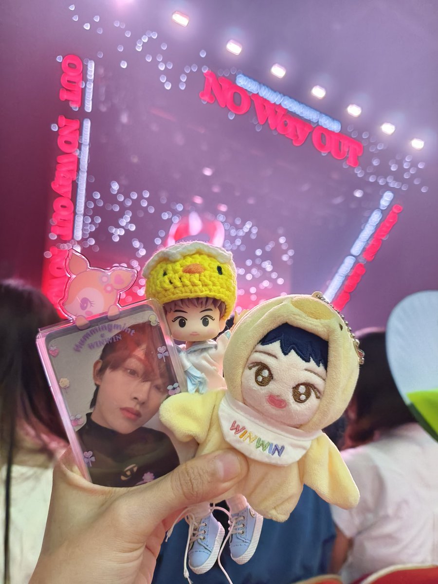 pumpkinheadfrog's tweet photo. There are lots of negative energy rn. So I'd like to share some positive experience as a Yunqi/Wzn who attended two day concert in Nagoya. 🙇🏻‍♀️ On the 1st day of the show, I pulled out a Win photocard and Winwin dolls to take a pic before the show started. https://t.co/6KBhJPCkqo