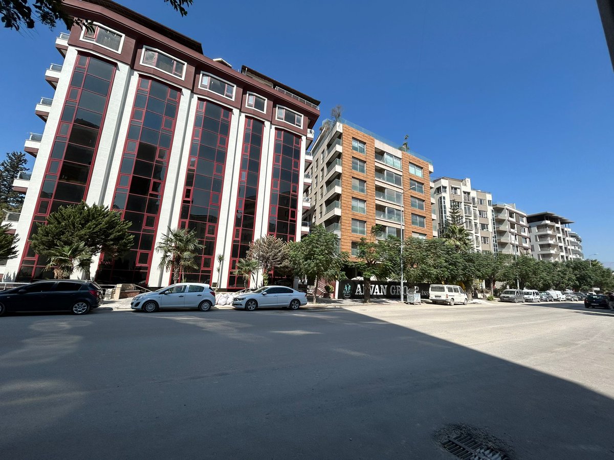 Antakya #hatay,
Kışlasaray mahallesi, İnönü caddesi. Şehrin sağlam kalmış sayılı yerleşim birimlerinden. Depremden bu yana 3 koca yıl geçti. Daire sahipleri resmi izinlerle evlerini onardı. Ancak belirsizlik diz boyu. Hibe ve kredi talebimiz yok. Artık yuvalarımıza girmek