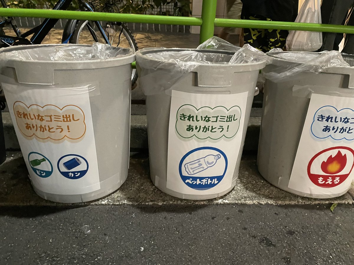 Irifune_3's tweet photo. 第2部スタートしました！
たくさんの人で賑わっています♪

熱中症には十分気をつけてください。
冷たい麦茶をご用意しております！

分別ご協力ありがとうございます。
プラスチックも燃えるゴミでお願いいたします。

20:00からお菓子の配布があります！
是非来てください https://t.co/rBOahy7iEp