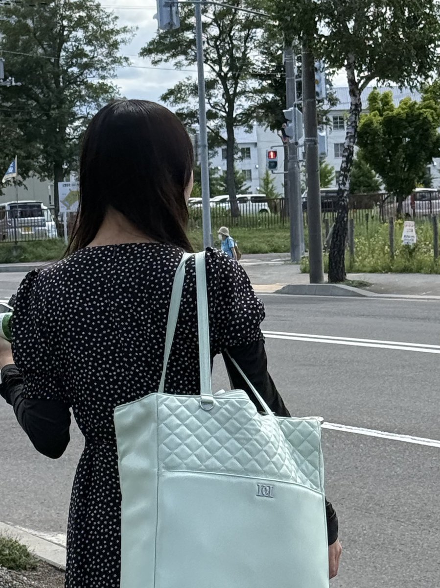 消防車オタクのセリカちゃん
（右に消防車いる）