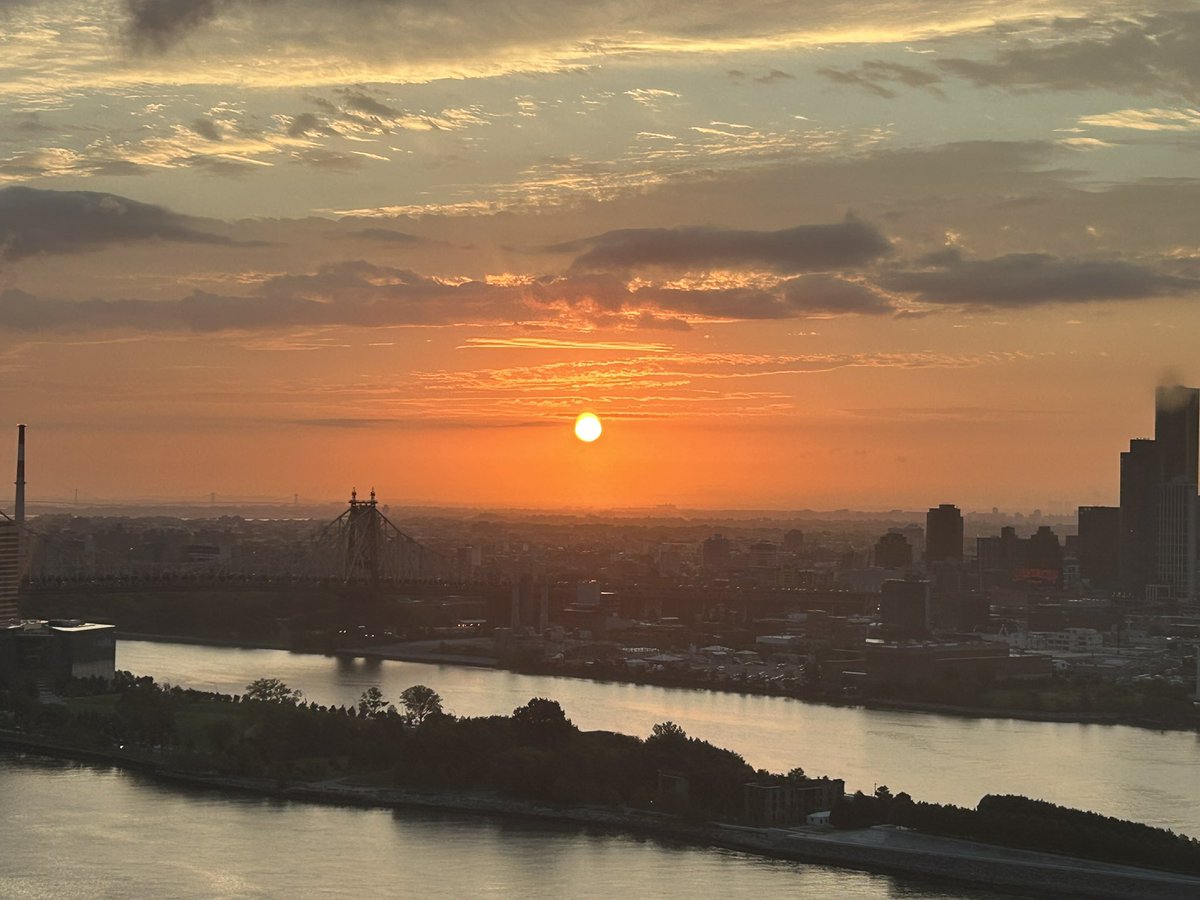 Beautiful Monday morning in New York! Sun rising over Long Island City and Roosevelt Island!