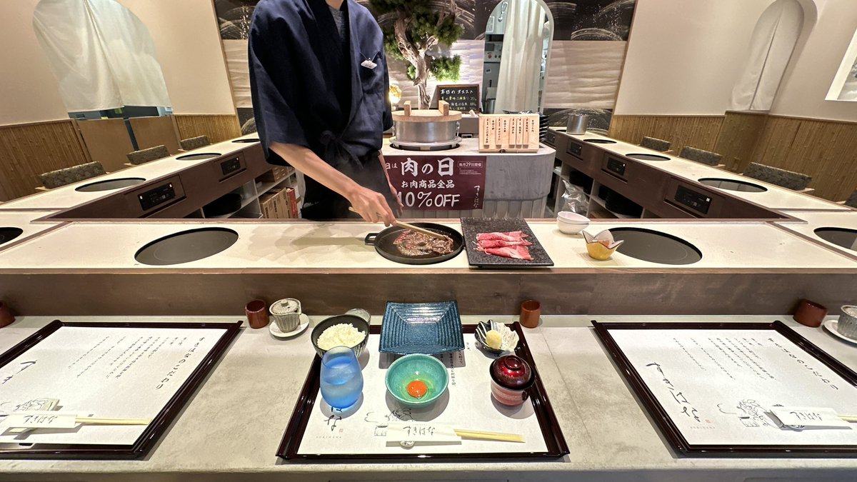 twiceupper's tweet photo. オープン直後は話題だった、ペッパーフードの「すきはな」へ。新橋のど真ん中とは思えない、静かな貸し切り空間のフルアテンド式和牛すき焼きで1,980円。 https://t.co/dxAabuAlo4