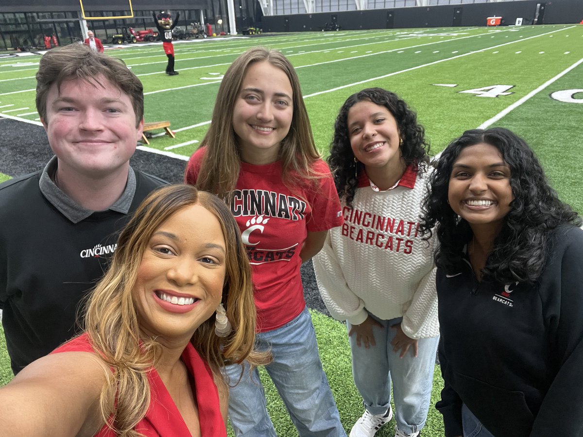 It’s the first day for UC students ✨ Welcome back!!!!!!! <a href="/FOX19/">FOX19 NOW</a>  <a href="/uofcincy/">University of Cincinnati</a>