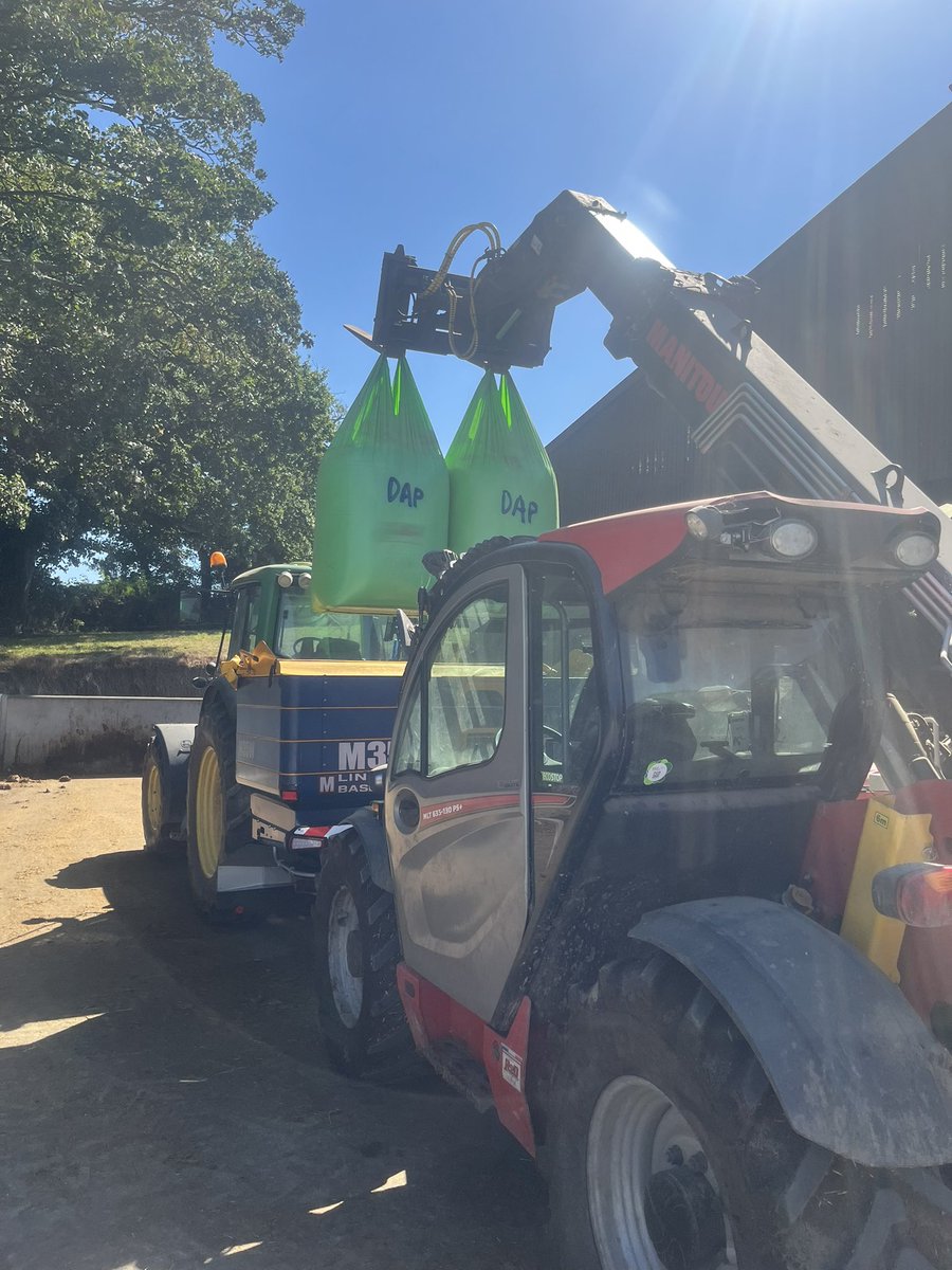 Longwool's tweet image. Farming. You put £1572 into a hopper and throw it all over the ground in the hope the OSR to be planted will survive. 
It’s like going to Vegas and dropping £1500 on red for a spin on the roulette wheel 🤦‍♂️🤦‍♂️