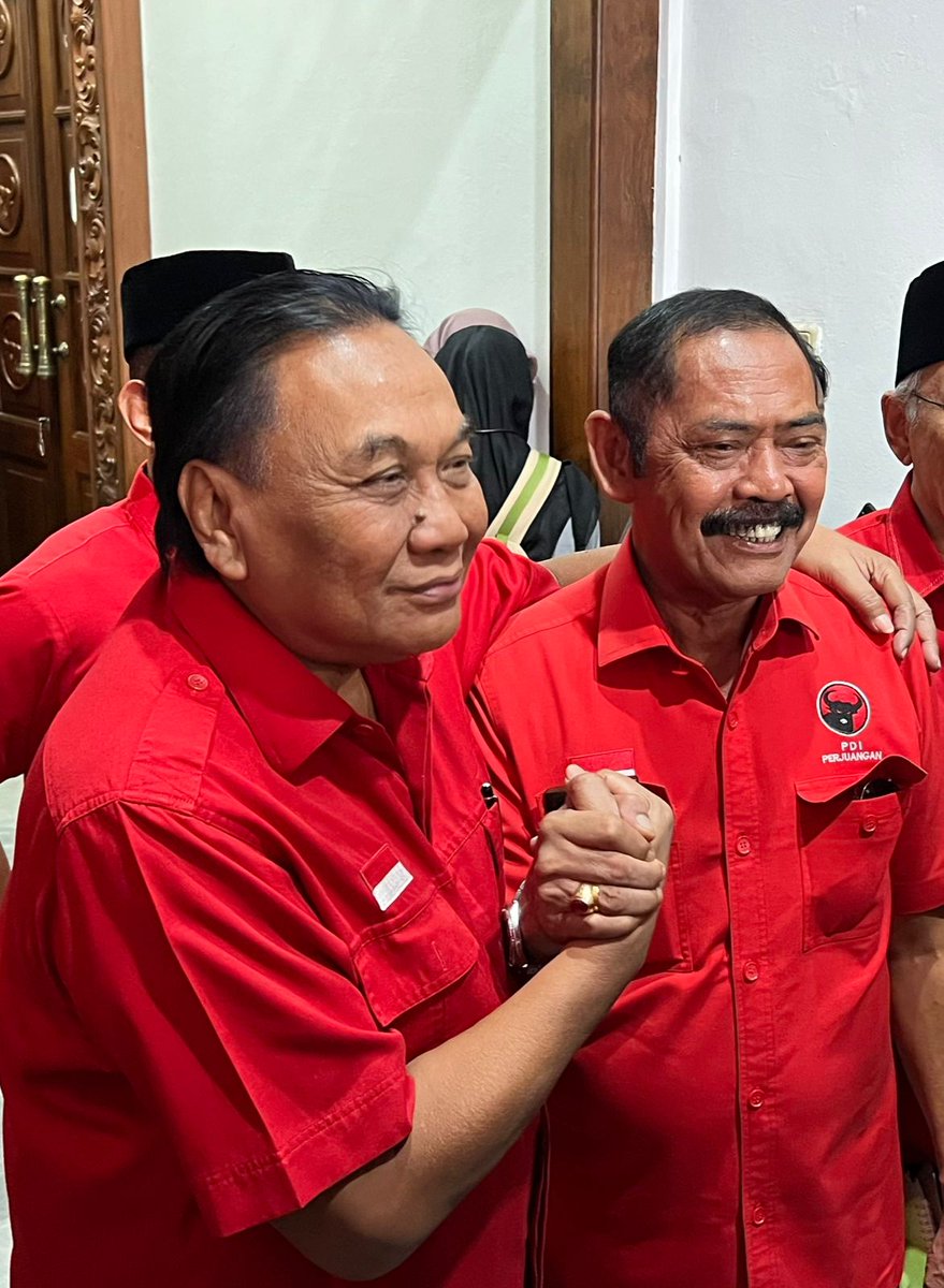 Kemarin ada yg mencoba mengadu domba PDIP, membenturkan Bambang Pacul dan pak Rudy, bikin hoax PDIP sdng bersih2.
Stlh beredar faktanya, dia kepanasan setiap ada akun yg posting berita tersebut, dia unfoll semua.
Apalgi kalo dia lihat foto ini pasti tambah panas, sdh mirip termul