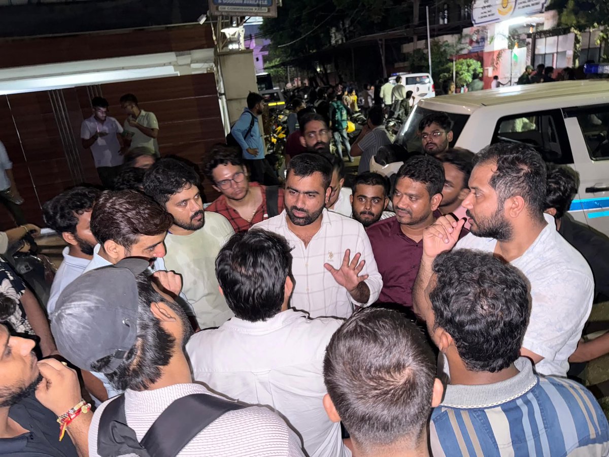 साफ़-सुथरी SSC भर्ती माँगने पर आज मोदी सरकार ने छात्रों को लाठियों से पिटवाया।
जो बेरोज़गारी दूर नहीं कर सके, अब युवा आवाज़ दबाने में जुटे हैं।
सुन लो नरेंद्र मोदी — युवाओं का हक़ छीन नहीं पाओगे।NSUI थाने से लेकर अस्पताल तक SSC छात्रों के साथ है, 
#sscprotest2025