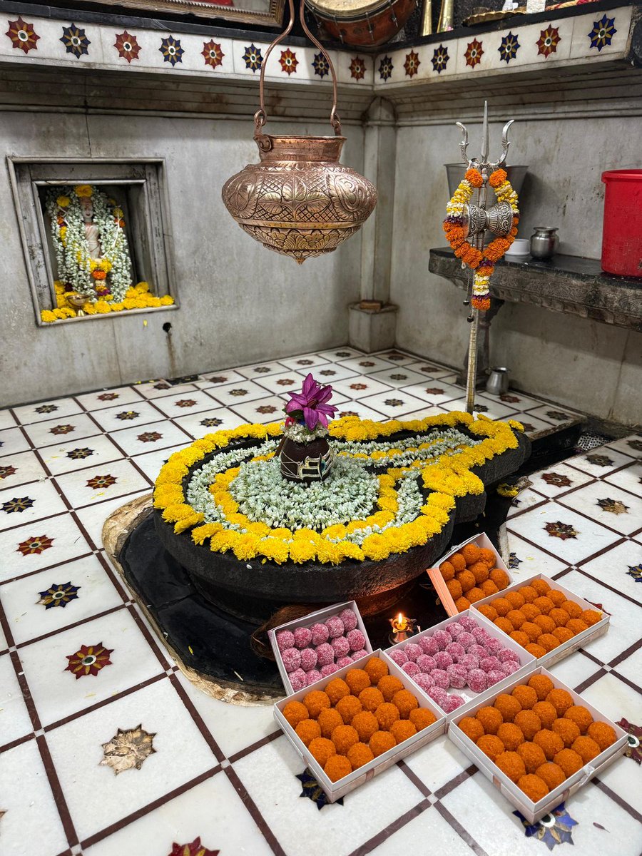 आज, सोमवार दिनांक २५ ऑगस्ट रोजी श्री सोमेश्वर महादेवाची आकर्षक सजावट करण्यात आली. 🕉️🚩

#sunnynimhan #vinayakaabanimhan #mahadev #shiva #someshwar #harharmahadev #temple #someshwar_devastan #pune #someshwarwadi #maharashtra #Indian