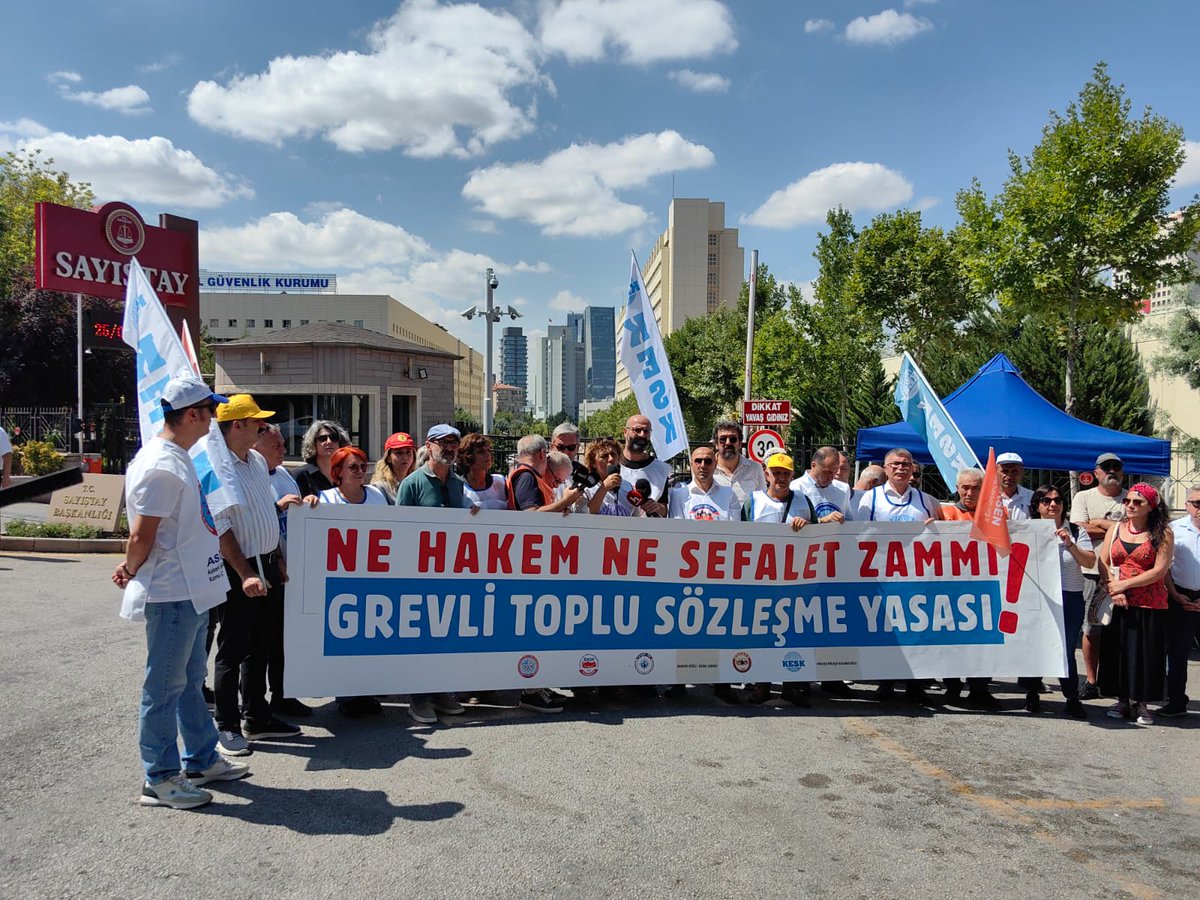 MEMUR SEN, burada olma sebebini, yani HAKEM KURULUNA KATILMA sebebini nasıl açıkladı?

Ne Hakem Ne Sefalet Zammı! Grevli Toplu Sözleşme Yasası!

KESK, ASİM-SEN, BASK ve HAK-SEN olarak Hakem Heyeti toplantısının gerçekleştiği SAYIŞTAY önünde kuduğumuz izleme çadırında 3. Günde