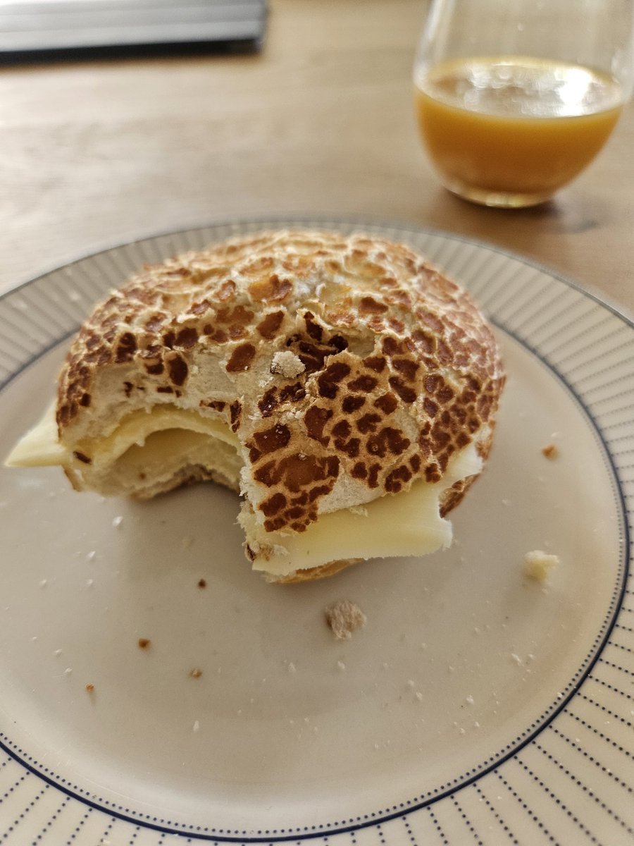 Kaas op kamertemperatuur smaakt veel beter.
Als kaas uit de koelkast komt smaakt kaas meestal naar niks.