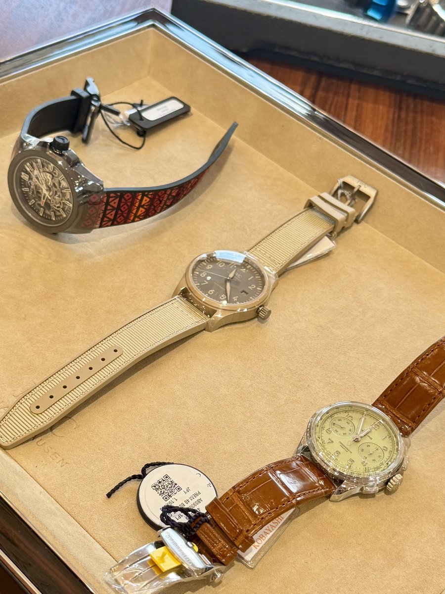 個性的な時計で悩まれているお客様の3本。
3本とも全く違う個性がありどれか1本に絞るのがとても難しいですね。