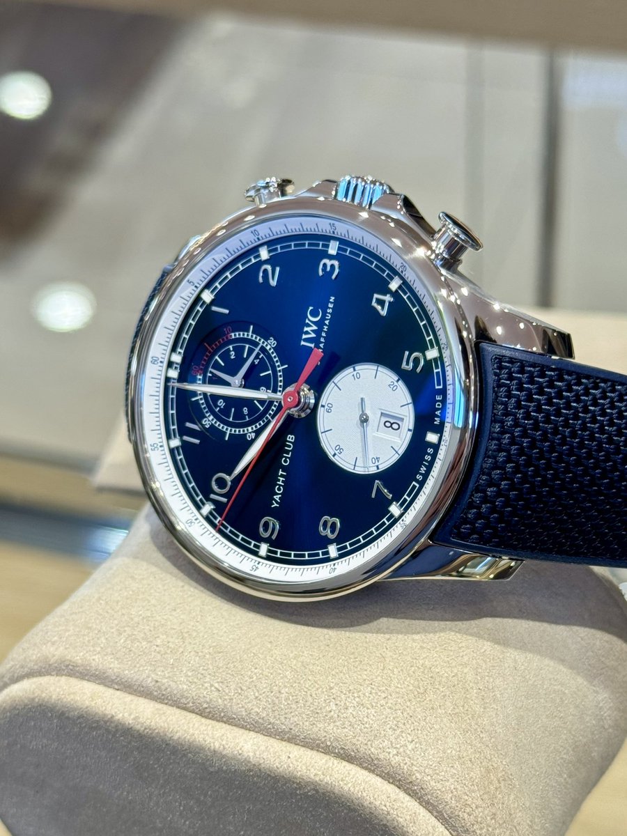 マリントリコロールが印象的なポルトギーゼ・ヨットクラブ・クロノグラフ “オールバー・ブラウン”

径44.6mm、厚14.3mmと大きめな時計ですが数字ほど大きく感じさせない時計です。
通常モデルの明るいブルーも良いのですが個人的にはこの“オールバー・ブラウン” モデルの濃いブルーがイチオシです。