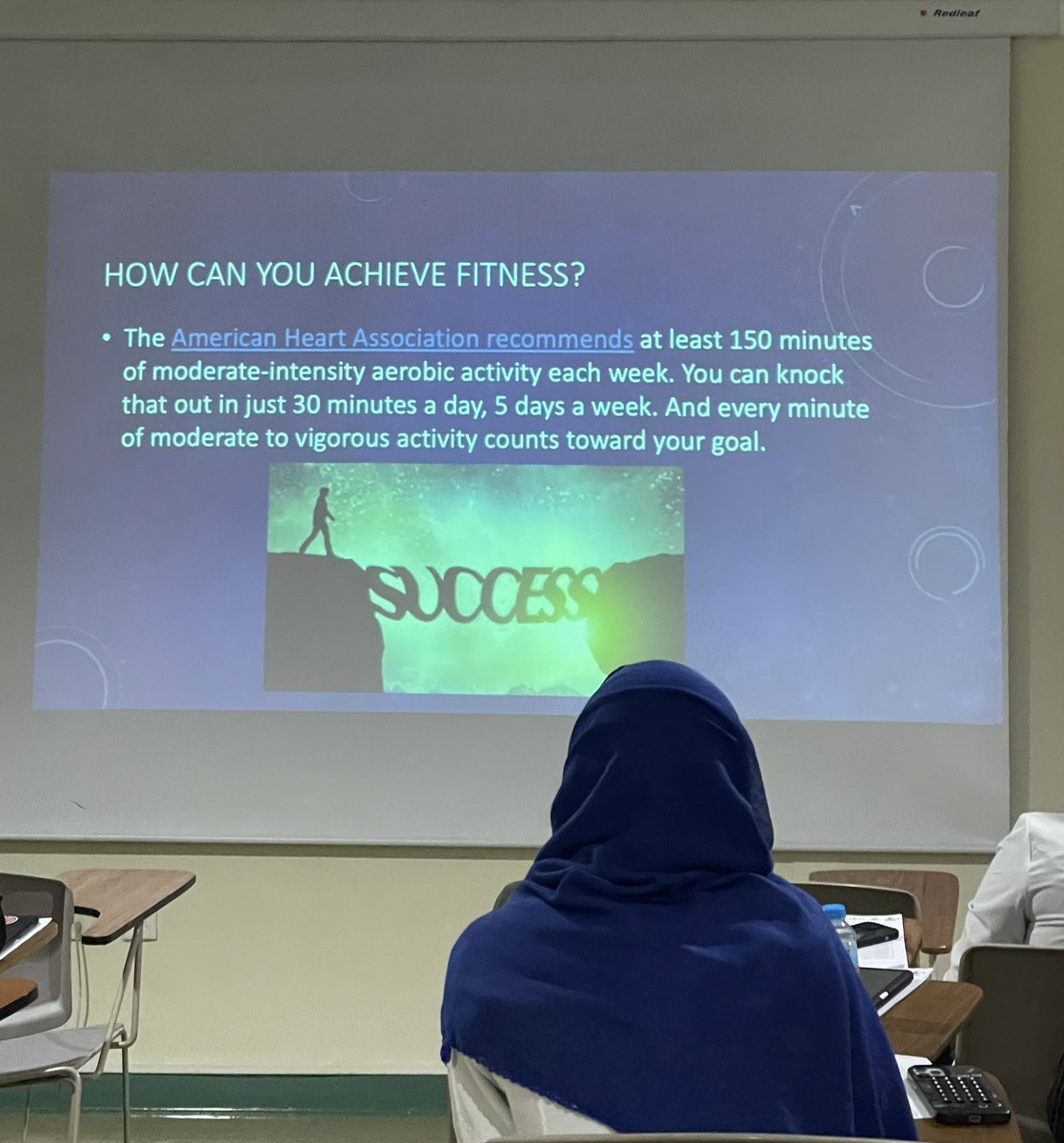 مع بداية العام الأكاديمي الجديد ١٤٤٧هـ (٢٠٢٥-٢٠٢٦م)، استقبلت #كلية_طب_الأسنان يوم الأحد ٢٤ أغسطس ٢٠٢٥م أبنائها الطلاب والطالبات، حيث بدأت العملية التعليمية مصحوبة ببرامج إرشادية توضح نظام الدراسة بالكلية وآلية التدريب في #مستشفى_الأسنان_الجامعي وتشتمل البرامج الإرشادية أيضاً على
