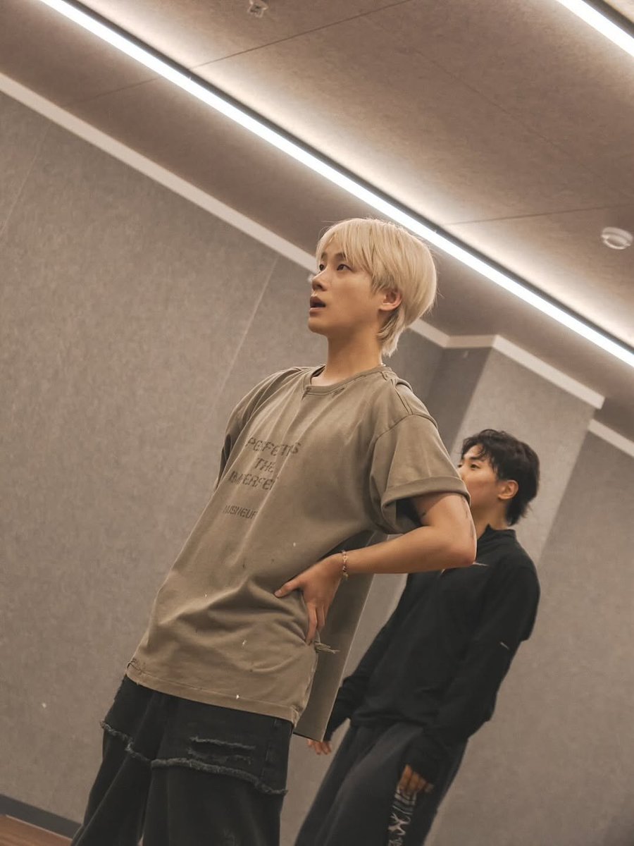 doyijinaren's tweet photo. [25.08.25] JINHWAN IG Update (1) ❤️❤️

“getting ready for my solo tour

get ready!!??🩷💚❤️🖤”

https://t.co/JwbvlLQGsP

#JAY #JINHWAN #진환 #김진환 
#ジナン #아이콘 #HWANSTAGRAM 
@iKONIC_143 @iKON_gnani_____ https://t.co/AJKpDD3sFR