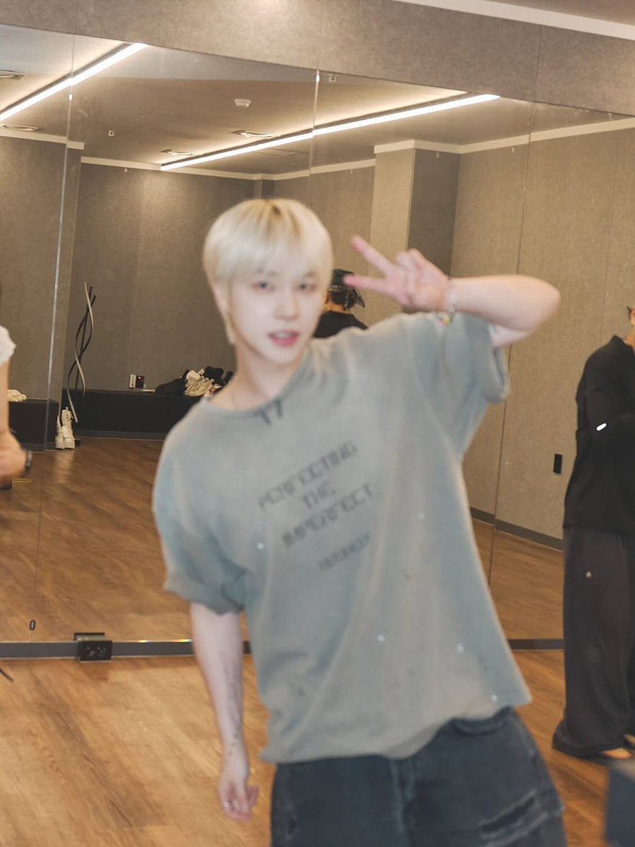 doyijinaren's tweet photo. [25.08.25] JINHWAN IG Update (1) ❤️❤️

“getting ready for my solo tour

get ready!!??🩷💚❤️🖤”

https://t.co/JwbvlLQGsP

#JAY #JINHWAN #진환 #김진환 
#ジナン #아이콘 #HWANSTAGRAM 
@iKONIC_143 @iKON_gnani_____ https://t.co/AJKpDD3sFR