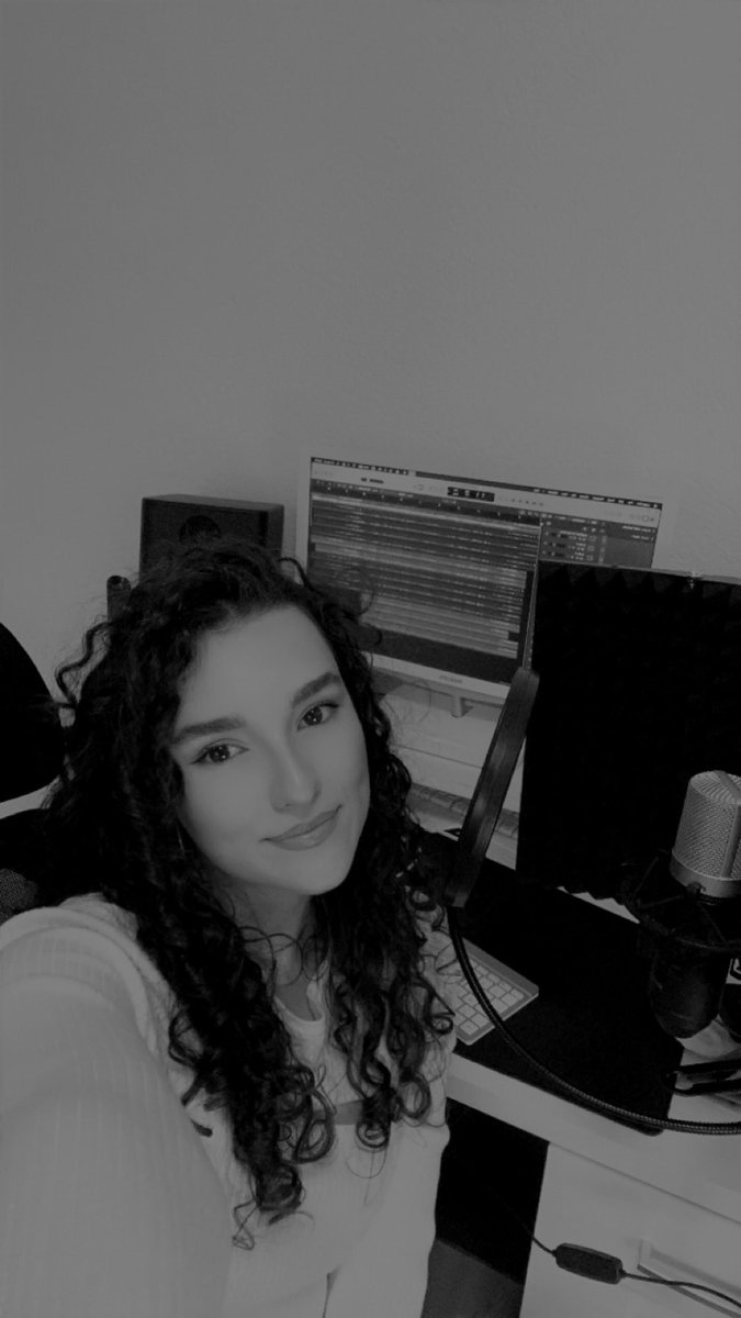 rozaofficialx's tweet image. „Working hard on new songs, one step closer to the dream&quot; 🌹 🎶✨ #CreatingMusic #StudioFlow #StayTuned #studiogrind #newmusic #studiosession  #RΩZA #rΩza #rozaofficial #roza #rozamusic