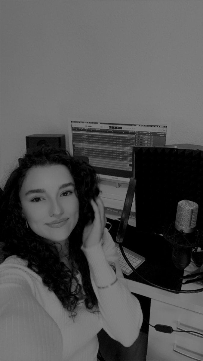 rozaofficialx's tweet image. „Working hard on new songs, one step closer to the dream&quot; 🌹 🎶✨ #CreatingMusic #StudioFlow #StayTuned #studiogrind #newmusic #studiosession  #RΩZA #rΩza #rozaofficial #roza #rozamusic