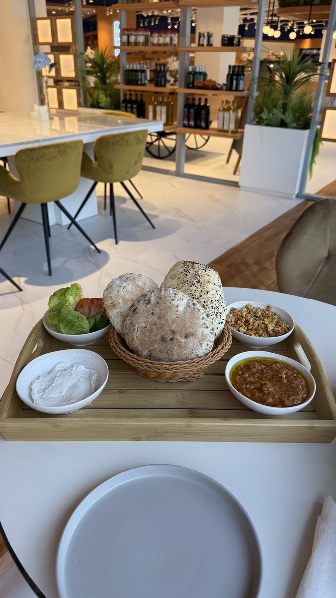 هذا المحل فية كل شي
مطعم-بيكري-مقهى-ماركت-تمور-شوكلت-حلى
&gt;اسمه باتيك-الضباب
&gt;يفتحون من٦صباح ويقدمون فطور-غدا-عشا
&gt;مسوين عرض على كل المخبوزات والشابورة اذا خذت وحده الثانيه مجانا
&gt;يقدمون دله قهوة سعوديةمع تمرضيافة.
&gt;جربت عندهم الفطاير"حلوم بيستو-شكشوكة"👍🏼وتبدء من١٣
&gt;صينيه