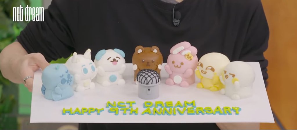 dreamarchvs's tweet photo. THE ANNIVERSARY CAKE IS SO CUTE https://t.co/M85MD874hG
