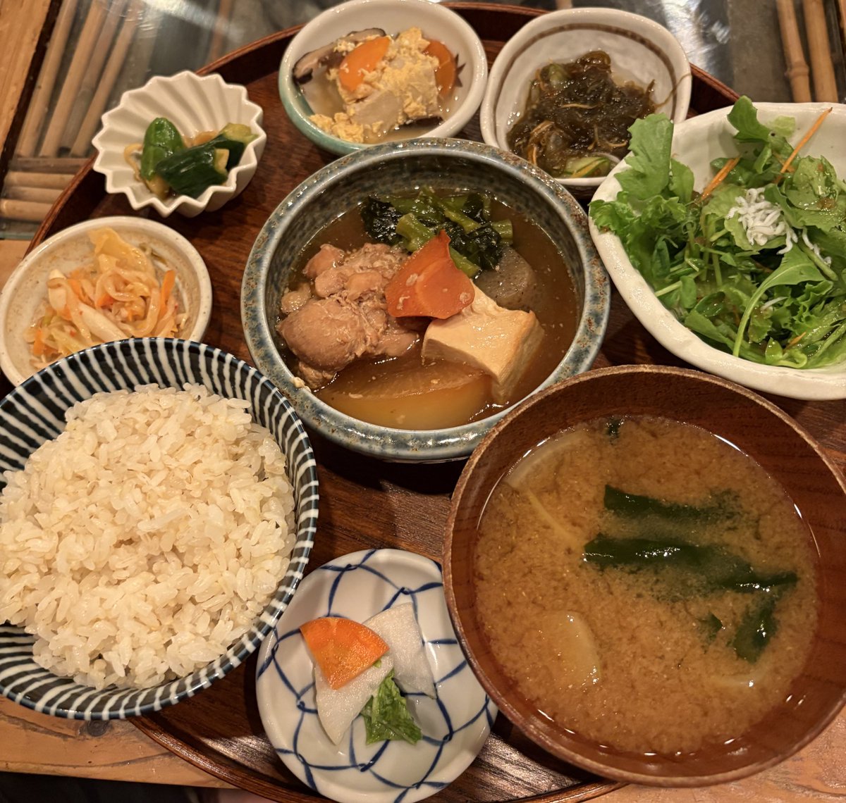 JR難波駅より徒歩3分「八百屋とごはん  かわさき」にて一日定食を

このところ野菜食べてないな、と思いこの店に
色々なテーマの定食があって、小鉢は日替わりで提供

優しい味付けもいい😊