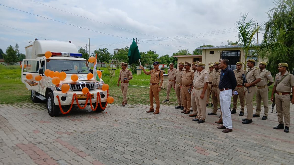 shravastipolice's tweet image. #SPSVI श्री घनश्याम चौरसिया ने हाई-टेक फॉरेंसिक वैन को हरी झंडी दिखाकर किया रवाना 
अब घटनास्थल पर वैज्ञानिक ढंग से साक्ष्य संकलन कर अपराधों का शीघ्र अनावरण होगा।
#UPPolice 
#ForensicScience