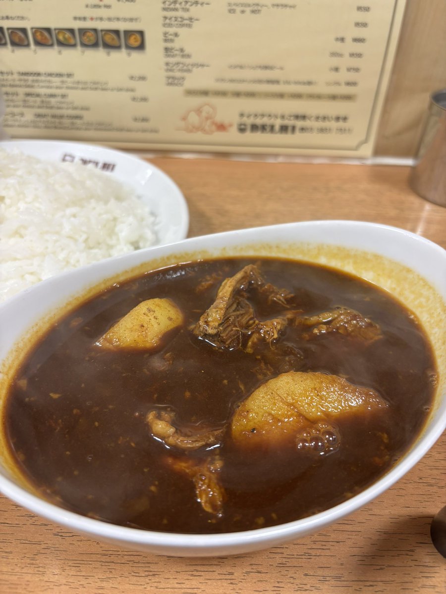 maruo9397's tweet photo. 上野デリー

牛バラカシミールカレー🥄

暑い日に汗だくになって食べるカレー
卓上の玉ねぎが最高にいいアクセント。

ここのご飯うますぎるのは何故？
水は食べ切るまで飲まないスタイルです。 https://t.co/50Nsv9OD2Q