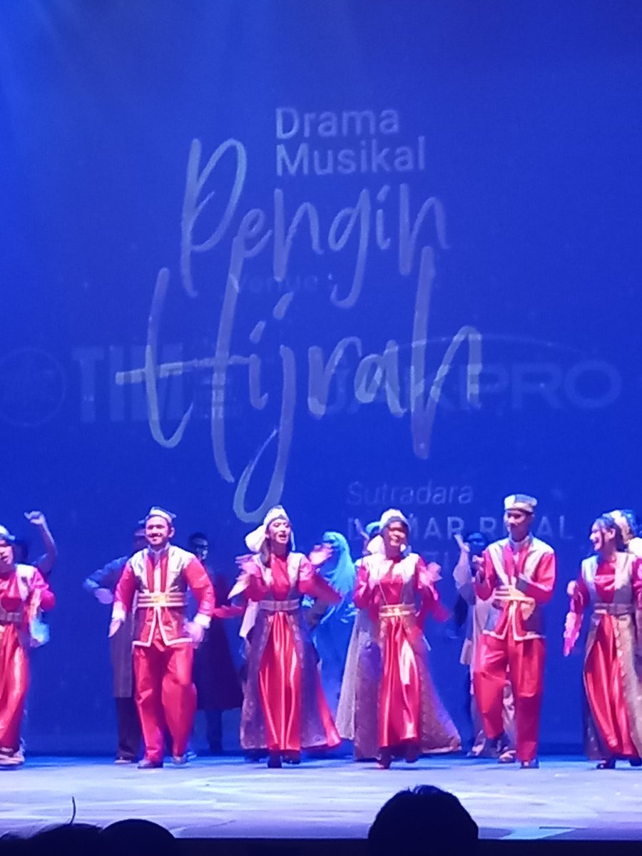 CenayangFilm's tweet photo. Jadi kemarin dateng ke musikal "Pengin Hijrah" dan cukup impressed sama ensemble castnya yang merupakan gabungan dari mahasiswa dan alumni IKJ.

Bagian komedinya juga lucu ngehe bikin seluruh pertunjukan meriah. Endingnya ngegantung nih, dan akan ditunjukin di filmnya 😆

Btw, film Pengin Hijrah akan tayang 30 Oktober nanti!