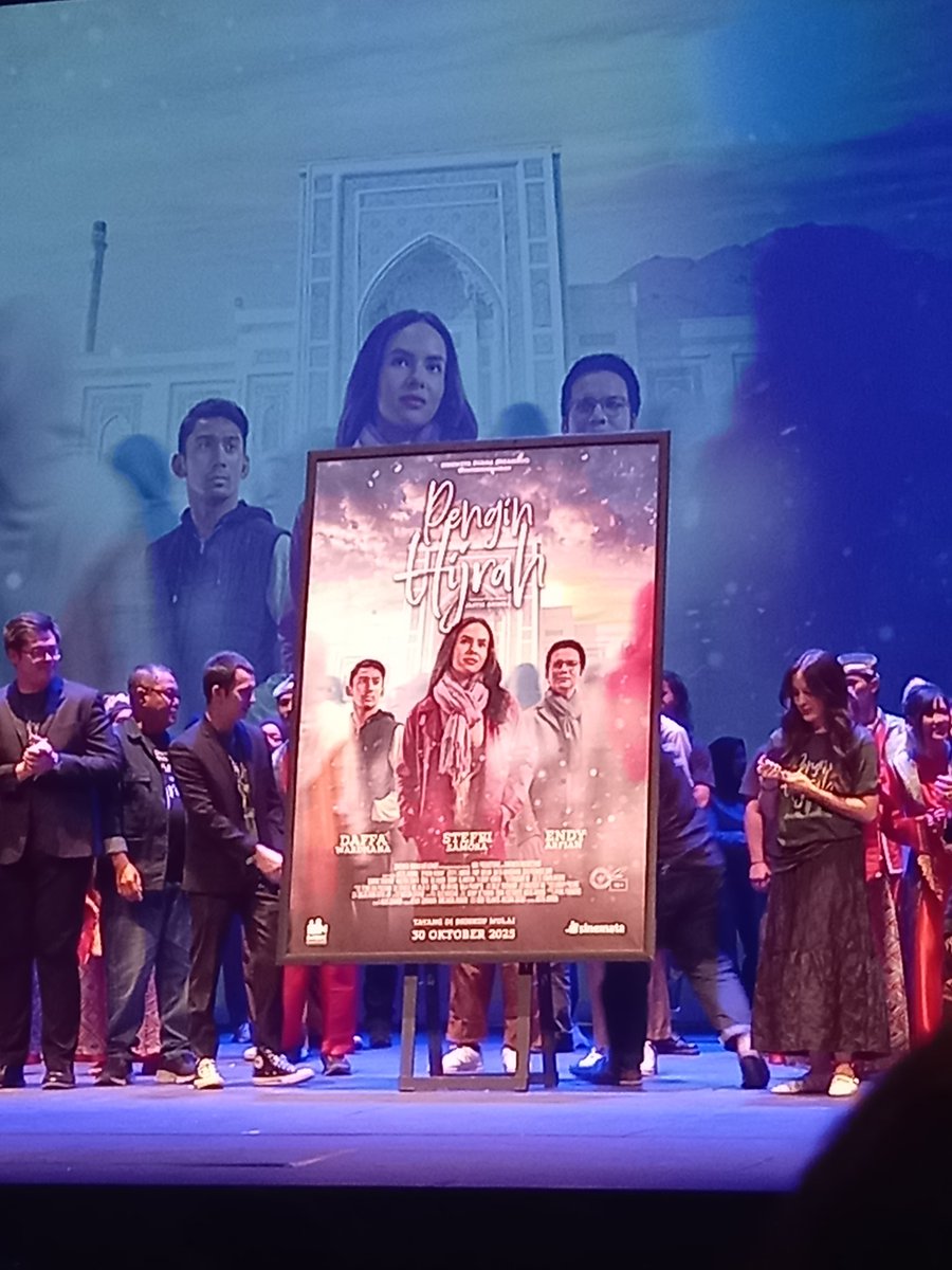CenayangFilm's tweet photo. Jadi kemarin dateng ke musikal "Pengin Hijrah" dan cukup impressed sama ensemble castnya yang merupakan gabungan dari mahasiswa dan alumni IKJ.

Bagian komedinya juga lucu ngehe bikin seluruh pertunjukan meriah. Endingnya ngegantung nih, dan akan ditunjukin di filmnya 😆

Btw, film Pengin Hijrah akan tayang 30 Oktober nanti!