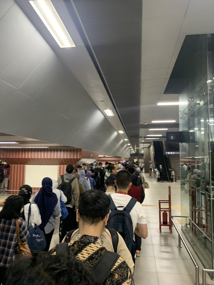 Cadd 😺 (@cadd_journey) on Twitter photo Hindari mrt ASEAN guys.. kok bisa macet gini sih <a href="/mrtjakarta/">MRT Jakarta</a>
Klo musim hujan tiba2 antrian panjang hahahaha Hindari mrt ASEAN guys.. kok bisa macet gini sih <a href="/mrtjakarta/">MRT Jakarta</a>
Klo musim hujan tiba2 antrian panjang hahahaha