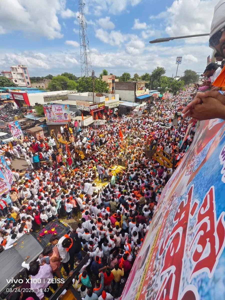 golekarganesh's tweet photo. मराठा समाजाचा ओबीसी आरक्षणाचा लढा संघर्षयोद्धा मनोज जरांगे पाटील यांच्या नेतृत्वाखाली सुरु आहे.तो निर्णायक पातळीवर येवून ठेपलेला आहे.रात्र वै-याची आहे.अनेक हावसे-नवसे-गवसे-लाळघोटे पुढे येतील.त्यांच्याकडे दुर्लक्ष करा.फक्त एकदाच जरांगे पाटलांना साथ द्या. #मराठाआरक्षण #चलो_मुंबई https://t.co/Pg0ujx5ABb