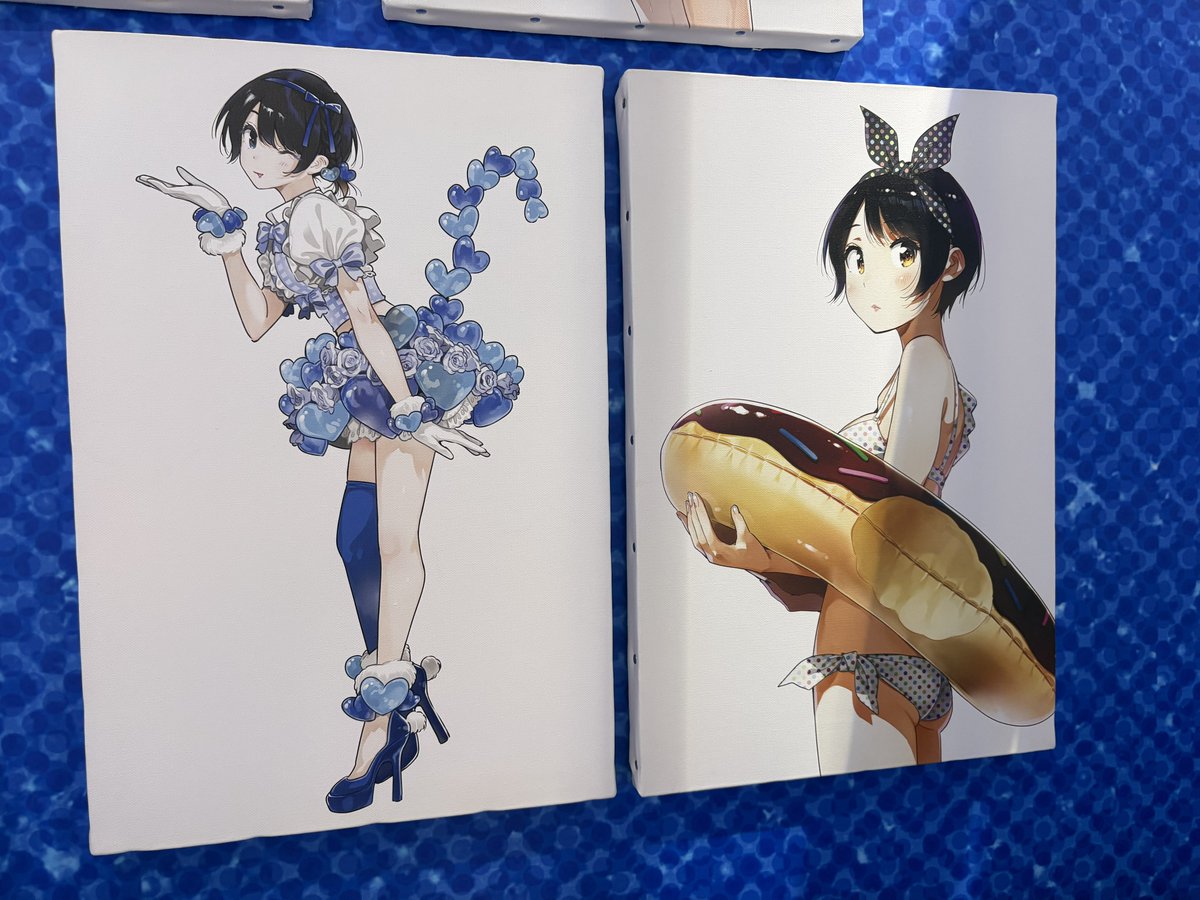 【グッズ紹介】
更科瑠夏生誕記念個展「 #青春と彼女 」にて展示中のキャンバスアート（全5種）をBOOTHにて受注限定販売中です！

＜種類＞ 
・第4巻表紙
・第11巻表紙
・第17巻表紙
・第25巻表紙
・「青春と彼女」キービジュアル

#更科瑠夏生誕祭