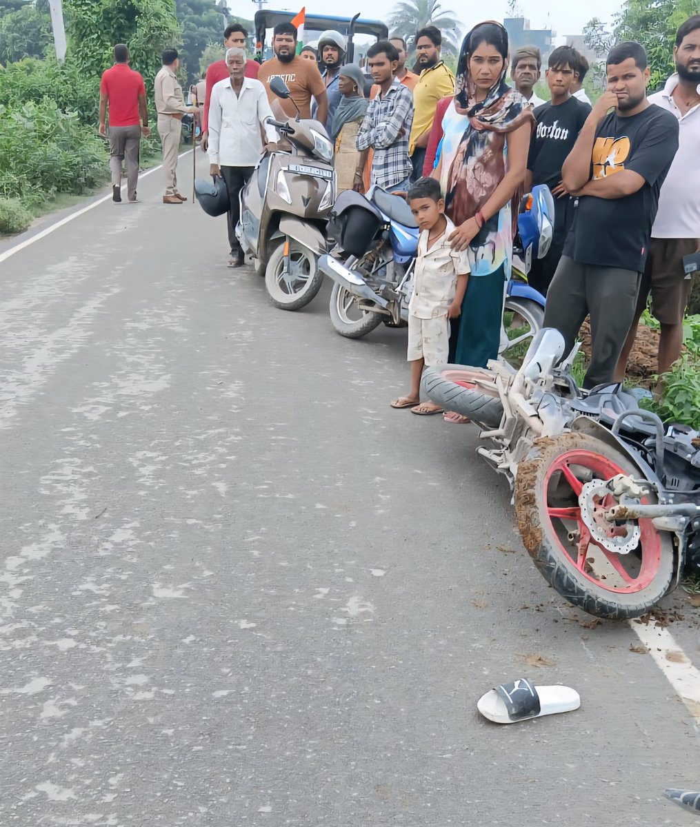 ग्रेटर नोएडा: गाड़ी और बाइक की हुई आमने-सामने टक्कर, टक्कर में चार बच्चों की हुई मौत, ग्रेटर नोएडा के कुलेसरा के  पुस्ता पर हुआ एक्सीडेंट, ईकोटेक-3 थाना क्षेत्र का मामला। <a href="/Uppolice/">UP POLICE</a> <a href="/noidapolice/">POLICE COMMISSIONERATE GAUTAM BUDDH NAGAR</a>
