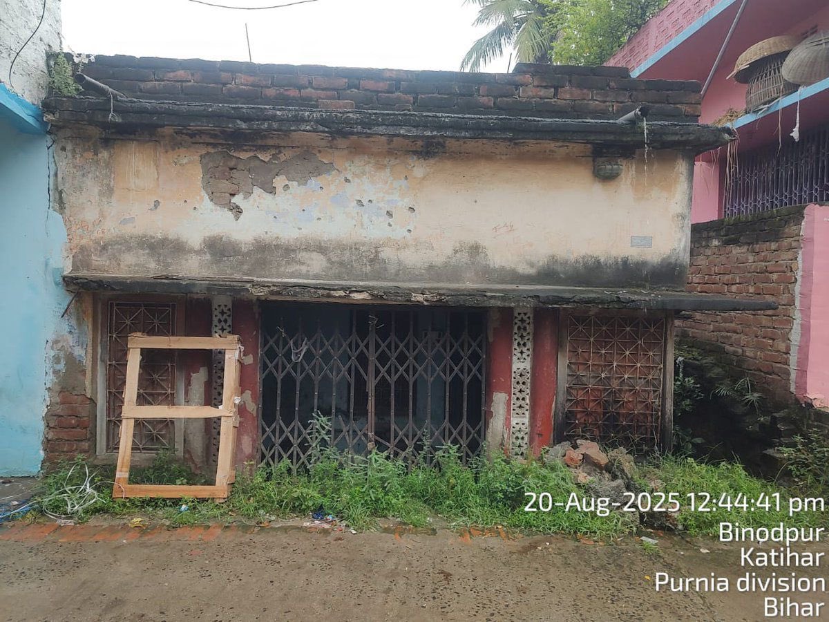 News Trajectory (@newstrajectory_) on Twitter photo 🚨 Gems of Gyanesh Gupta and <a href="/ECISVEEP/">Election Commission of India</a> in Bihar, even after SIR.
197 people live in this house in Bihar's Katihar district.
But the reality is, this dilapidated house has been locked for the past 20 years and no one lives there. #VoteChori
Source : thewire.in/politics/on-th… 🚨 Gems of Gyanesh Gupta and <a href="/ECISVEEP/">Election Commission of India</a> in Bihar, even after SIR.
197 people live in this house in Bihar's Katihar district.
But the reality is, this dilapidated house has been locked for the past 20 years and no one lives there. #VoteChori
Source : thewire.in/politics/on-th…