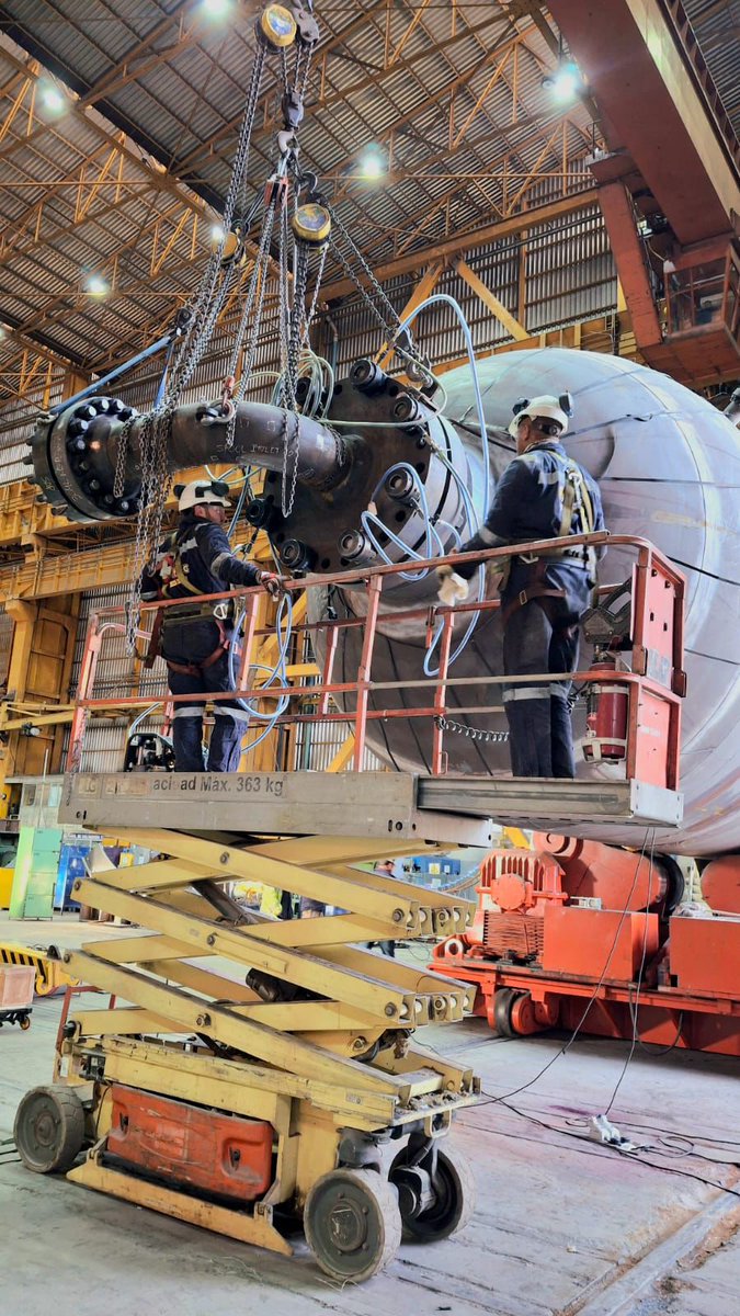 Andrés H. Gabrielli (@andresgabrielli) on Twitter photo 𝗥𝗼𝗱𝗿𝗶𝗴𝗼 𝗛𝗲𝗿𝗻𝗮𝗻𝗱𝗲𝘇, gerente general de la empresa Rotorc Argentina, nos aporta datos sobre el enorme reactor que llegó a YPF y que sirve para quitar el azufre del diesel. "El equipo más crítico de esa planta es el horno de hidrógeno".
#PrimerasVoces <a href="/radionihuil/">Radio Nihuil</a> 𝗥𝗼𝗱𝗿𝗶𝗴𝗼 𝗛𝗲𝗿𝗻𝗮𝗻𝗱𝗲𝘇, gerente general de la empresa Rotorc Argentina, nos aporta datos sobre el enorme reactor que llegó a YPF y que sirve para quitar el azufre del diesel. "El equipo más crítico de esa planta es el horno de hidrógeno".
#PrimerasVoces <a href="/radionihuil/">Radio Nihuil</a>