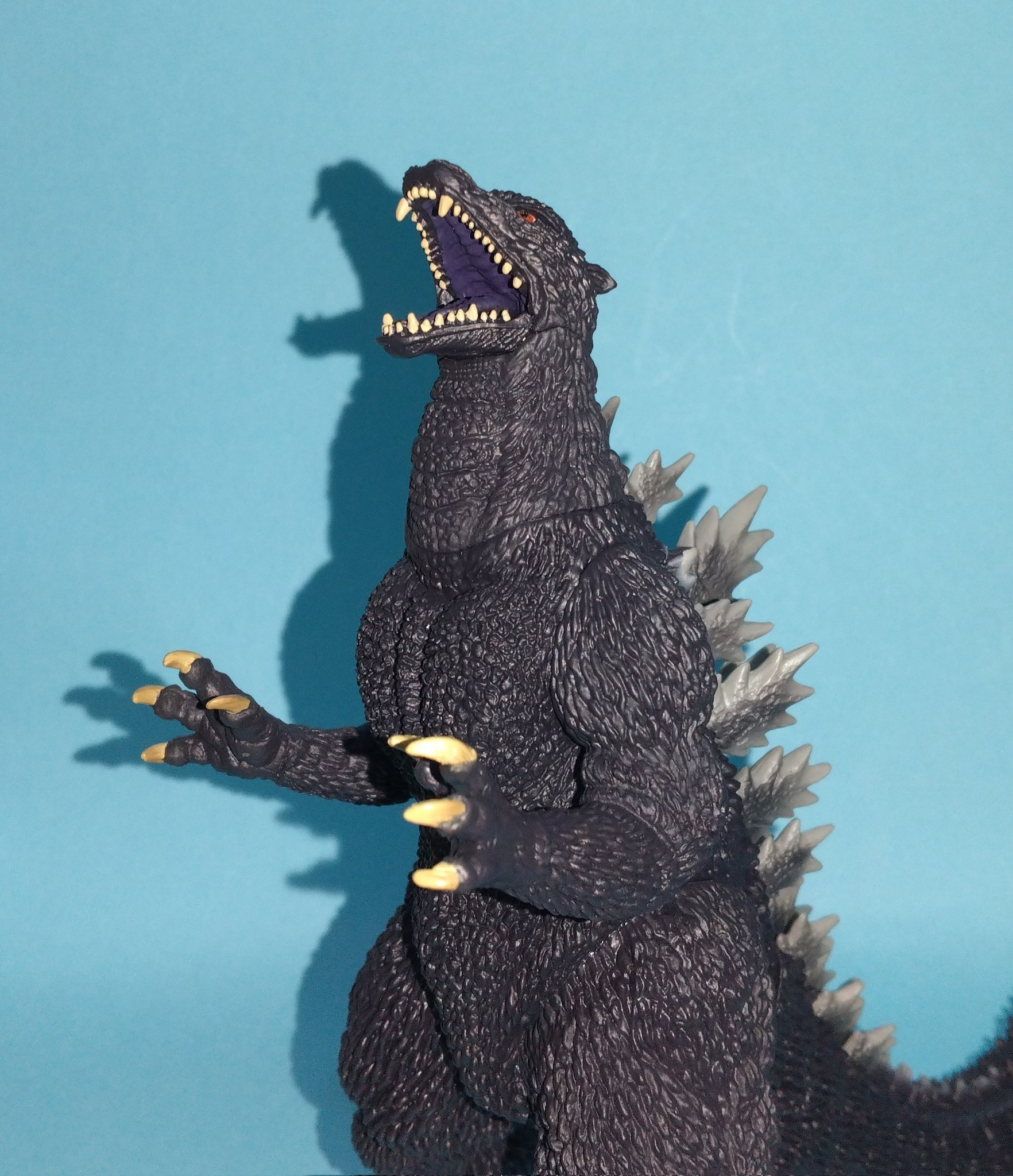 ゴジラ　2004年　(1体のみ) Amazon | TAMASHII NATIONS S.H.モンスターアーツ ゴジラ (2004