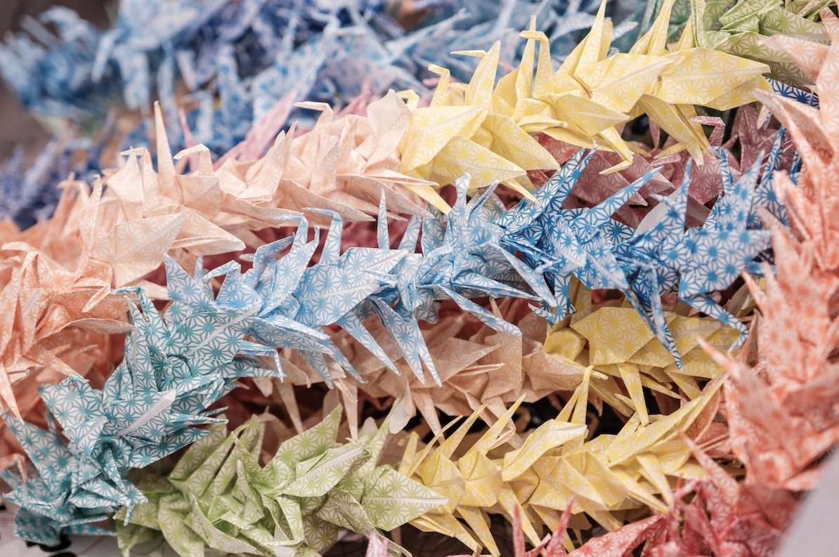 10mila origami da Hiroshima al Meeting. Una valigia piena di piccole gru di carta, da regalare a chi entra o esce dalla fiera. Wakako e Yasuhiko, sorella e fratello, raccontano perché hanno deciso di fare un regalo a ogni visitatore clonline.org/it/attualita/a…
📷 <a href="/MeetingRimini/">Meeting Rimini</a>
