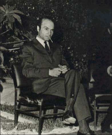 Bir yerde yangın varken biri seni ibadet etmeye çağırıyorsa bil ki bu bir hainin davetidir.

—Ali Şeriati
