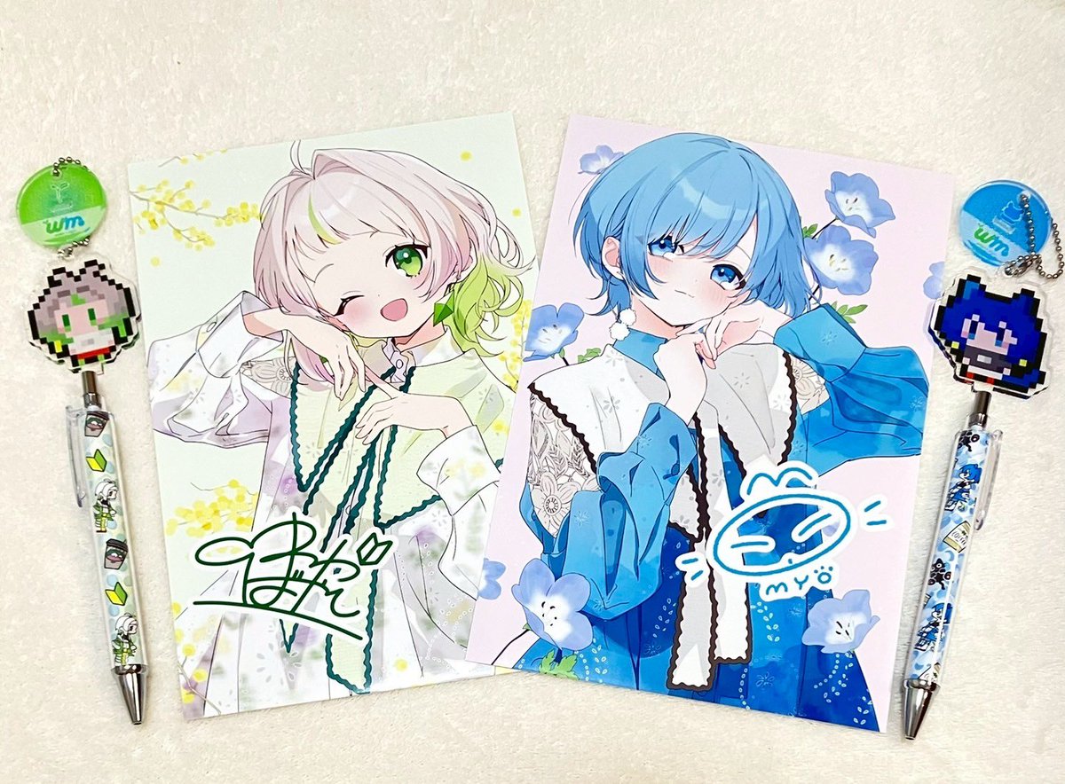 #わかみょウェブポン
グッズ紹介第3弾❕✨

【A賞】複製サイン入りブロマイド 2種
（わかばやし/みょみょ)
▶︎アカコッコ先生描き下ろしイラスト眺めて幸せになれる😭😭🫶

【B賞】ボールペン 3種
(わかみょ/わかばやし/みょみょ)
▶︎ペンケースに忍ばせて学校や職場にわかみょを連れてってﾈ✒️💨
