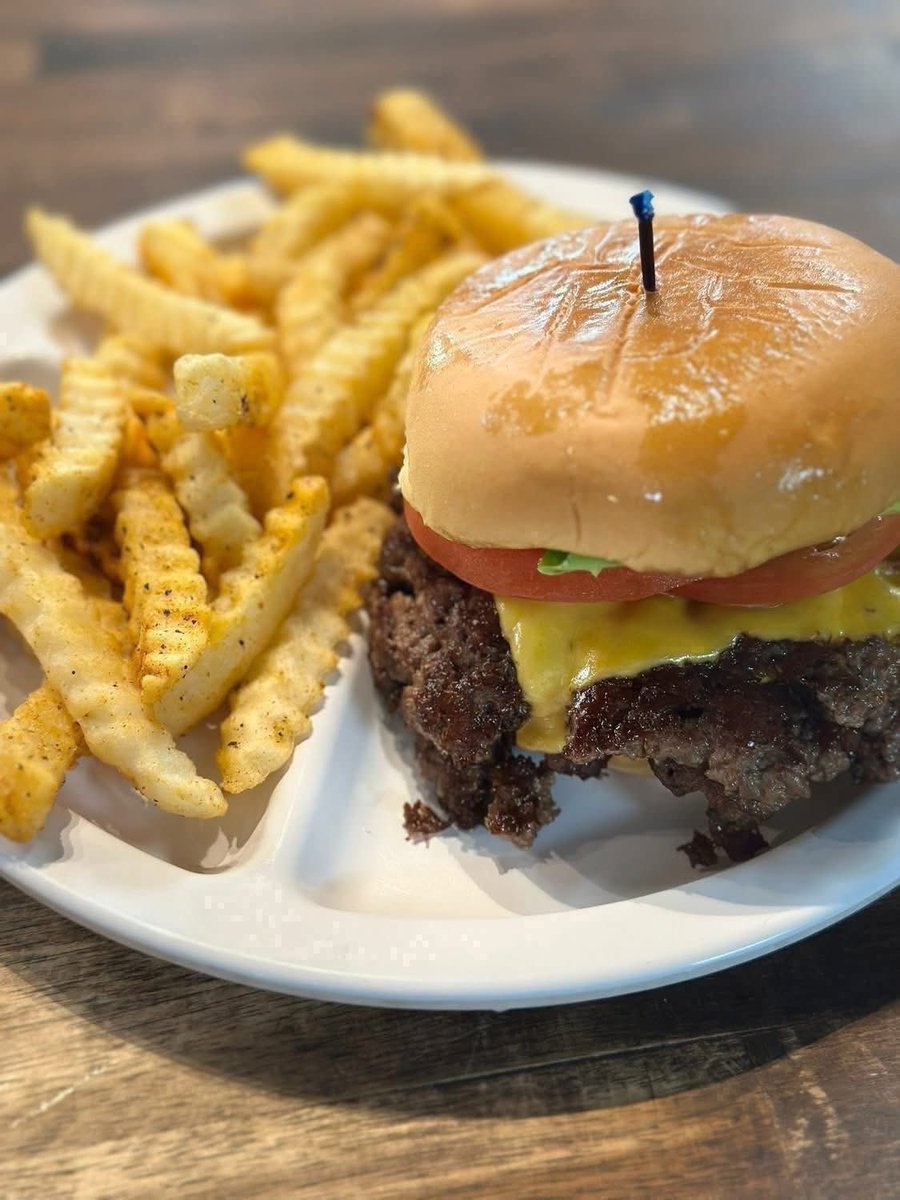 🌞 Monday = comfort food done right! 🌞

🍗 Poppyseed Chicken
🐟 Fried Catfish
🔥 Baked Chicken

Start the week with flavor — breakfast &amp; lunch are served! 😋🍽️