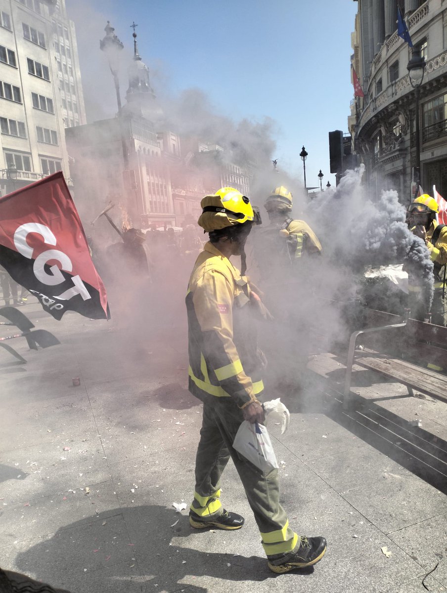 Lxs #BomberosForestalesCM retomamos hoy #Huelga indefinida después de un parón de 9 días. Nos vemos obligadxs a continuar con ella al no tener avances.
Esperamos llegar a acuerdos el día 28 en la reunión con <a href="/ComunidadMadrid/">Comunidad de Madrid</a> y <a href="/CasasGrande/">Jesus Casas Grande</a> 
#BomberosForestalesCMEnLucha 
🔥🔥💥💥