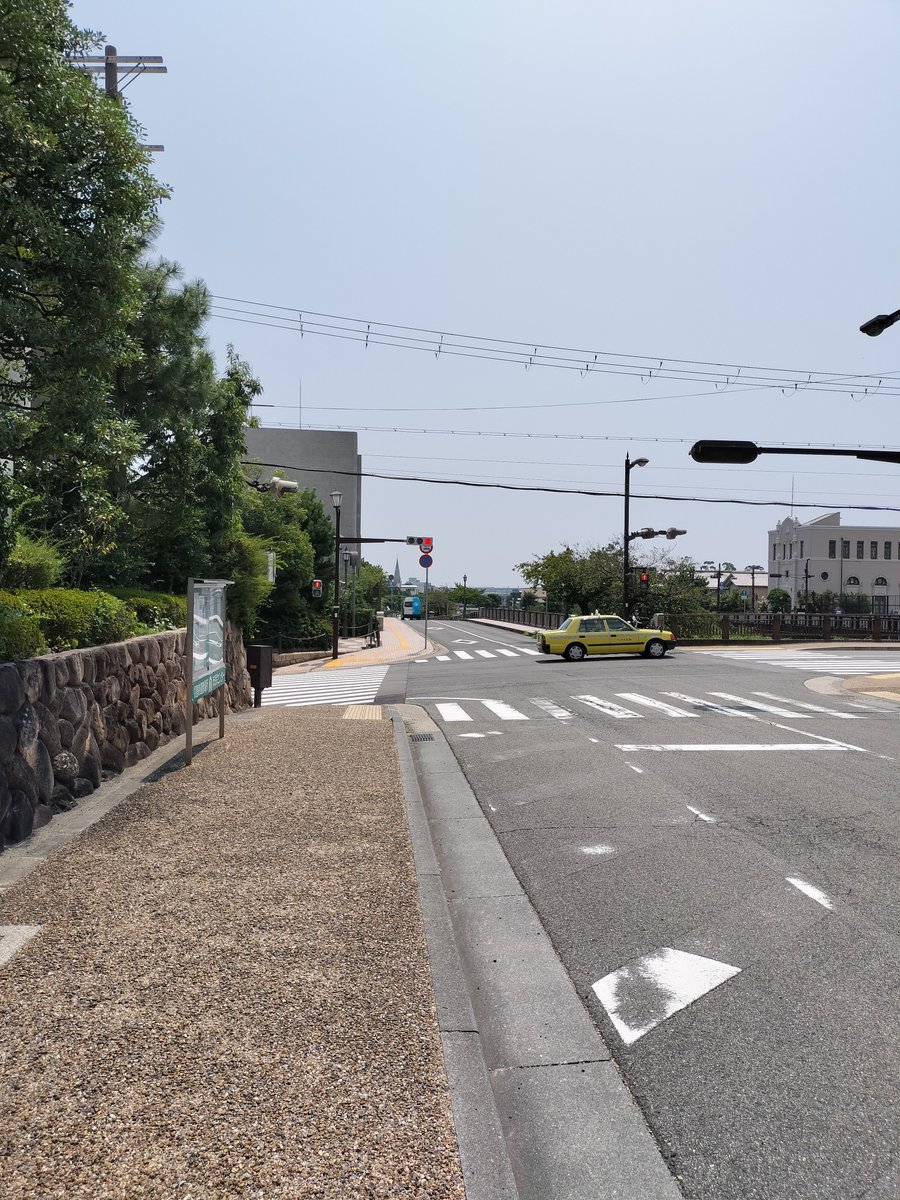 verde_ambrogio's tweet photo. 続いては芦屋教会へ。芦屋川からは少し歩いたけど、芦屋川沿いだったから芦屋川駅を降りてすぐに尖塔が見えた。
芦屋川沿いにはおしゃれな建物や豪邸が並んでいて、さすがは高級住宅街といったところ。

この落ち着いた雰囲気と自然の豊かさはかなり好み。そりゃ芦屋は金持ちの街だよなーと納得した。 https://t.co/DqwVnUKJuH