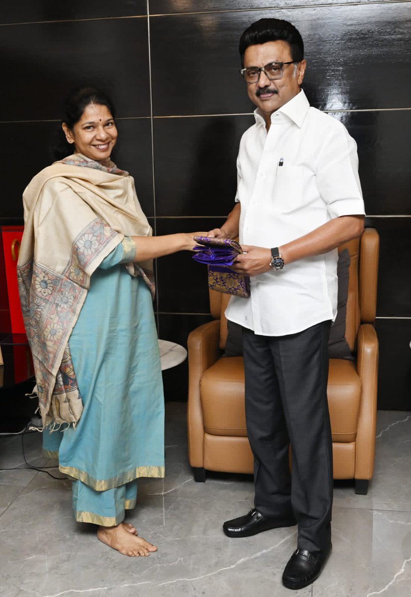 KanimozhiDMK's tweet image. திராவிட முன்னேற்றக் கழகத்தின் சார்பில் எனக்கு தந்தை &quot;பெரியார் விருது&quot; அறிவிக்கப்பட்டுள்ளதையொட்டி கழகத் தலைவர் - மாண்புமிகு முதலமைச்சர் அண்ணன் திரு. @mkstalin அவர்களைச் சந்தித்து, நன்றித் தெரிவித்து வாழ்த்துப் பெற்றேன்.

துணை முதல்வர் திரு. @Udhaystalin அவர்களும் அவரது வாழ்த்தைத்…