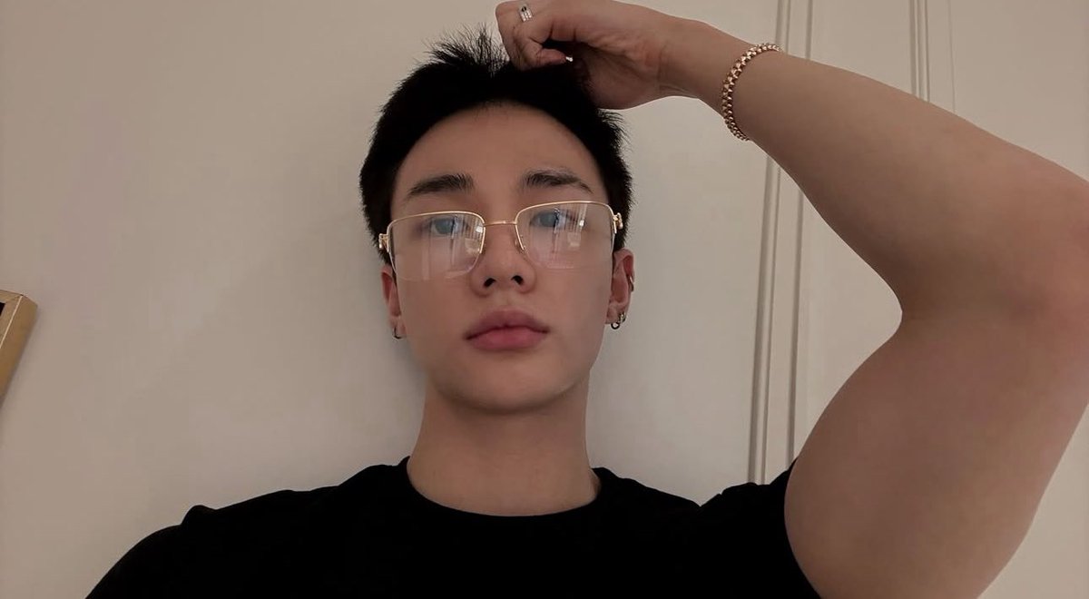 d44eforu's tweet image. bref, j’ai investi dans des lunettes