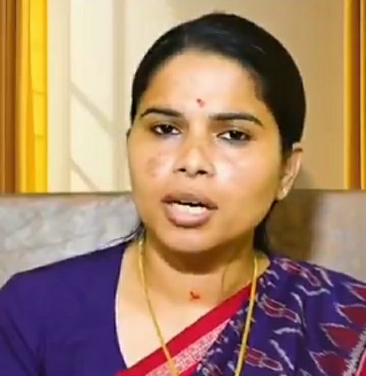 अखिलेश यादव ने आश्चर्य व्यक्त किया है एक महिला विधायक जो सीधे प्रदेश के मुख्यमंत्री से मिलती है

और इस मुलाकात के बाद उसे अपनी जान का खतरा हो जाता है. यह तो हैरान करने की बात है.

अखिलेश यादव ने मुखर होकर कल की प्रेस कॉन्फ्रेंस में कहा, भाजपा वाले पूजा पाल को मार देंगे और हमें